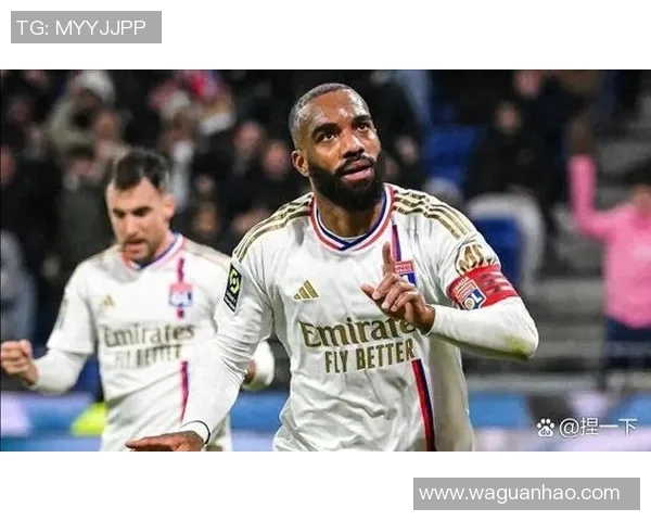 里昂主场迎战费内巴切决战欧联杯小组赛争夺激烈展开 里昂主场迎战费内巴切决战欧联杯小组赛争夺激烈展开